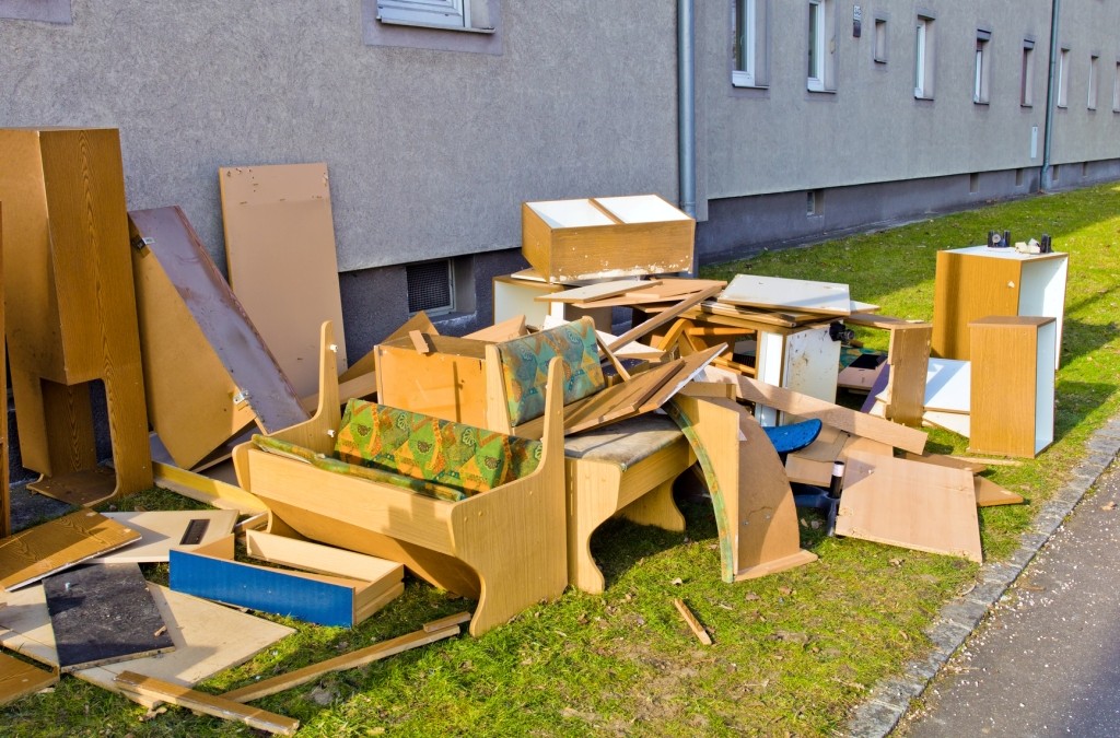 How are junk removal prices determined?